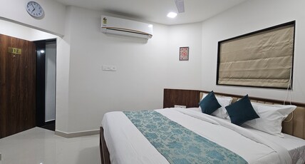 DAZE OFF STUDIO HOUSE | Wi-Fi & Lawn Room Type - Deluxe Room (B Wing)
