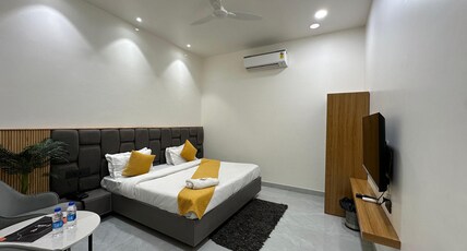 Hotel Sky Way Inn Room Type - Deluxe Room