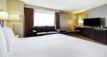 DoubleTree by Hilton Pleasanton at The Club Room Type - 1 KING CORNER ROOM NONSMOK