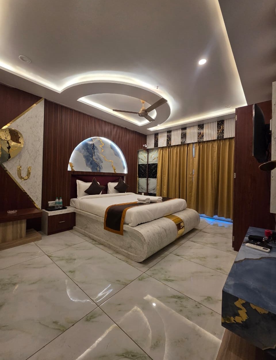 Hotel Galaxy - Tap to explore photos