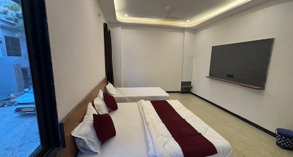 Hotel CM Palace Room Type - Deluxe Triple Room ( 1 Double Bed + 1 Single Bed ) with Balcony Hotel CM Palace Room Type - Deluxe Triple Room ( 1 Double Bed + 1 Single Bed ) with Balcony