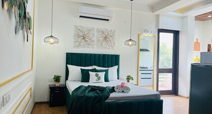 BluO Studio Noida - BathTub, Gym, Balcony, Garden Room Type - Studio Room