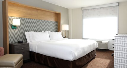Holiday Inn O'Hare Room Type - 1 King Bed Stndrd Mobil Access Roll Shwr