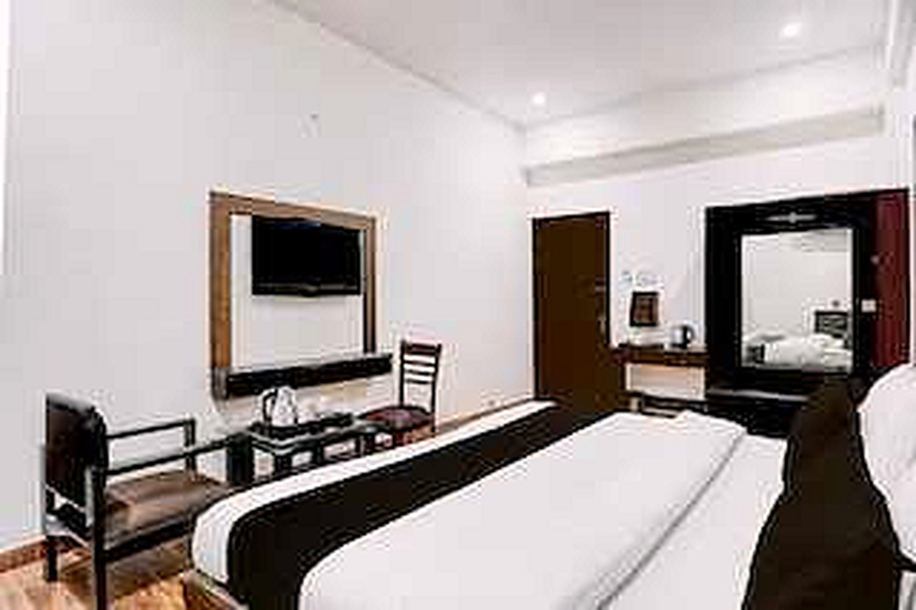Townhouse Oak Banaras Railway Station - Tap to explore photos