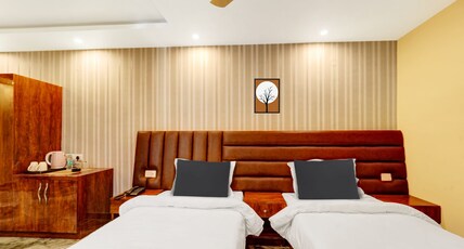 Super OYO 825766 The Dev Regency Room Type - Super Deluxe Room