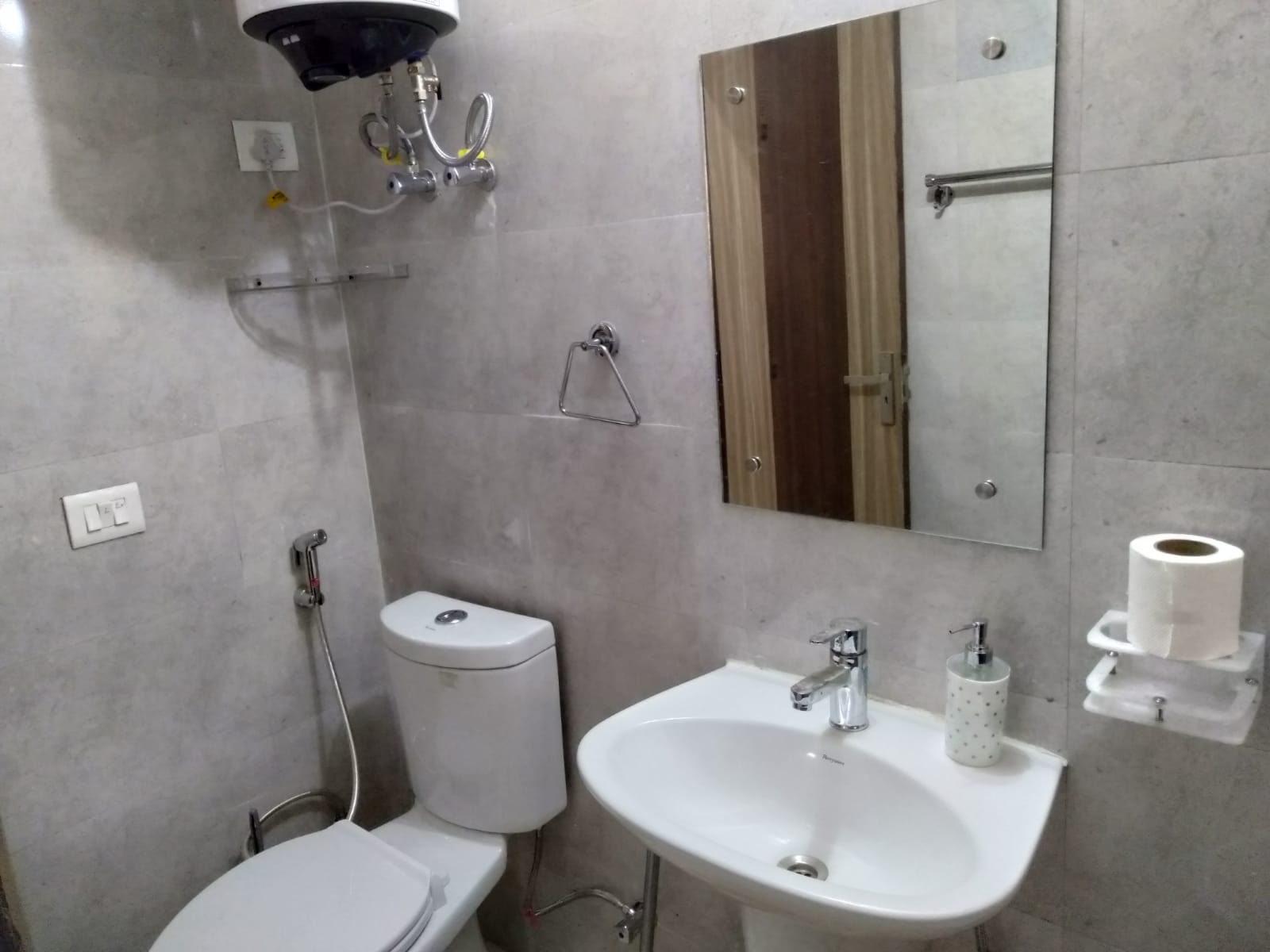 Entire 1 BHK lads Luxury Ek murti Greno west - Tap to explore photos