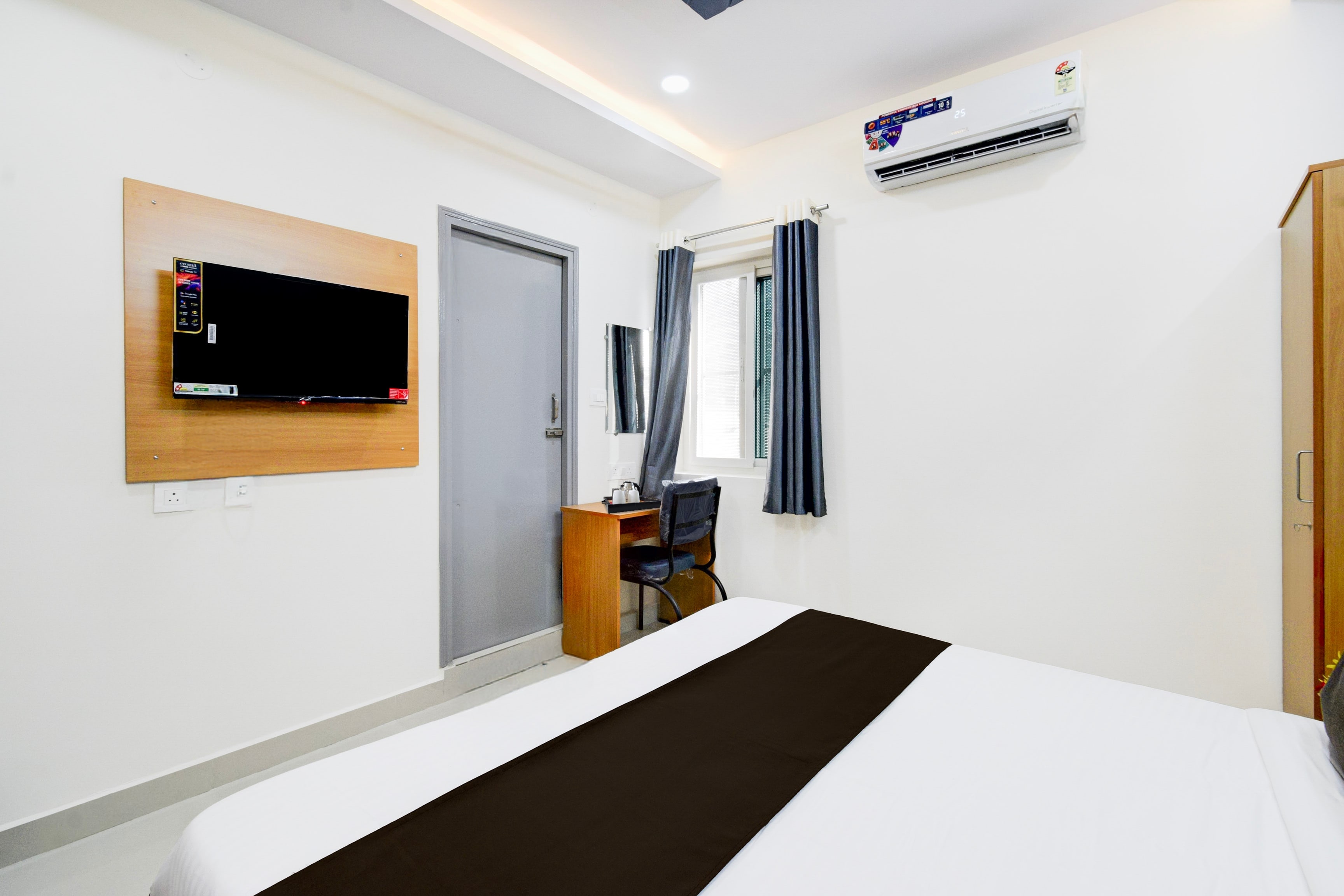 Super Townhouse Lanco Hills Gachibowli - Tap to explore photos