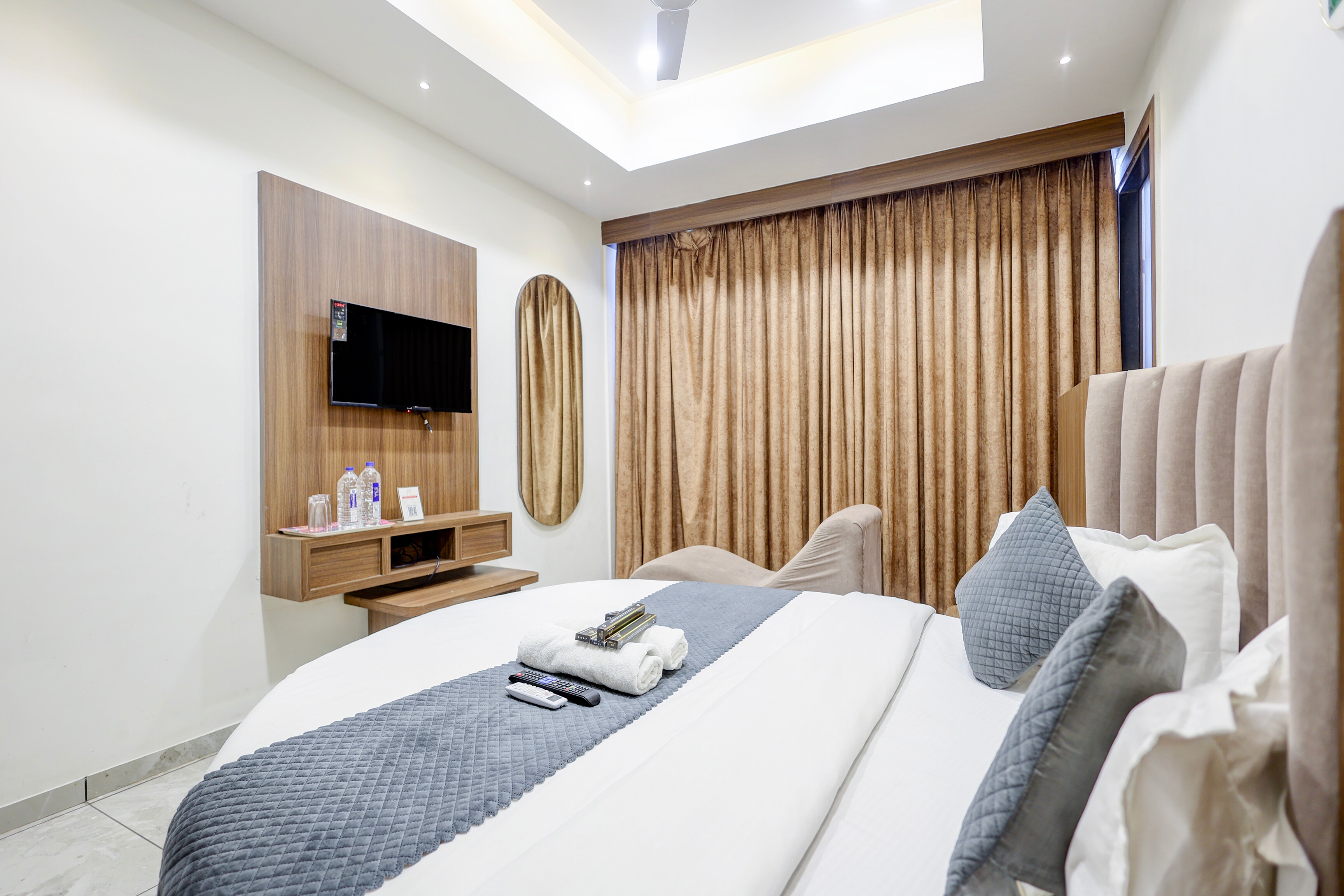 HOTEL LEE PARAMOUNT - Tap to explore photos