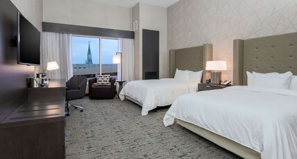 DoubleTree by Hilton Evansville Room Type - 2 QNS MOB ACCESS W  TUB