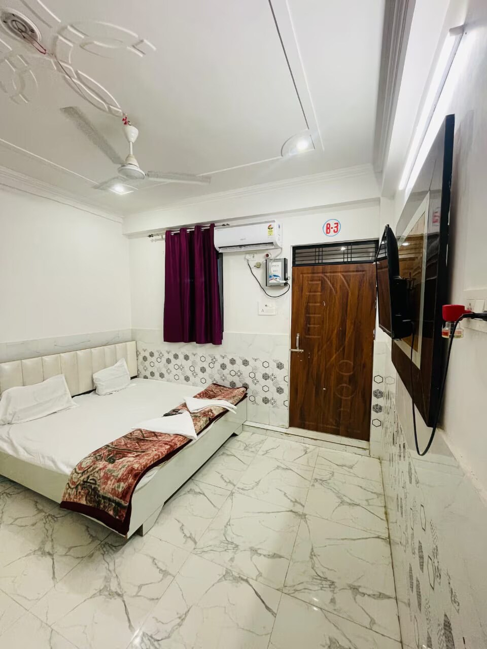 Hotel Sahu Inn Ayodhya, 6 km from Ram Mandir - Tap to explore photos