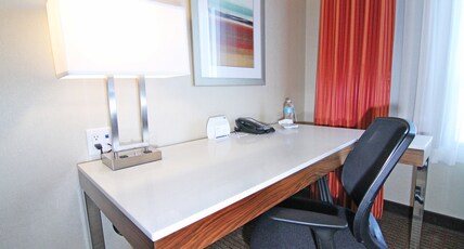 Holiday Inn Express and Suites Calgary University Room Type - Standard Room