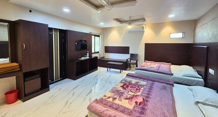 Hotel Vilas Room Type - Deluxe Four Bed AC Room
