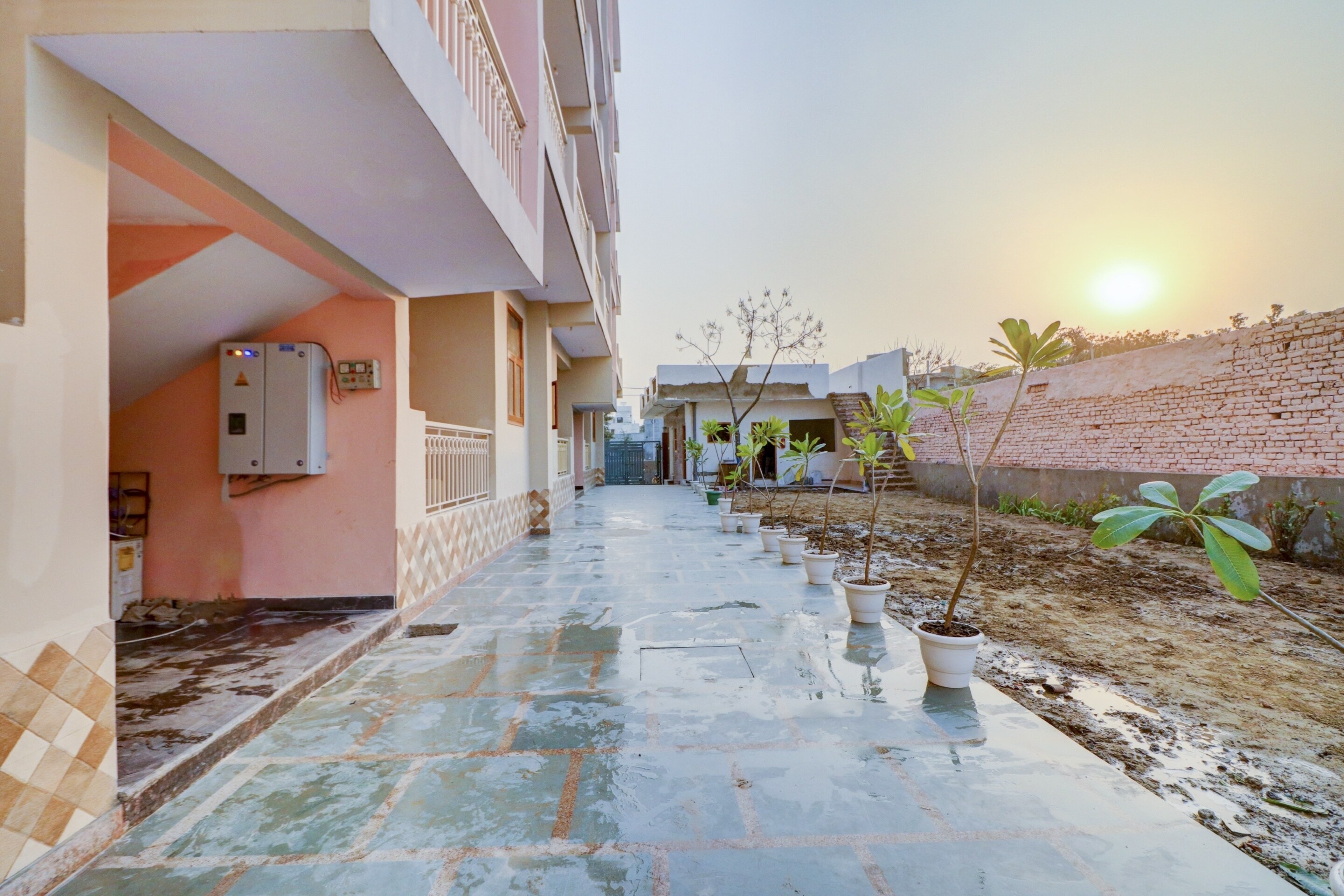 Hotel O Palace At Seventy Two Near Iskcon Temple Noida - Tap to explore photos