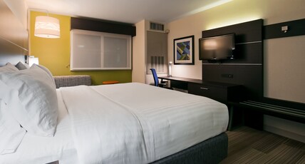 Holiday Inn Express & Suites EVERETT Room Type - 1 King Standard Communications Mobility Accessible Tub