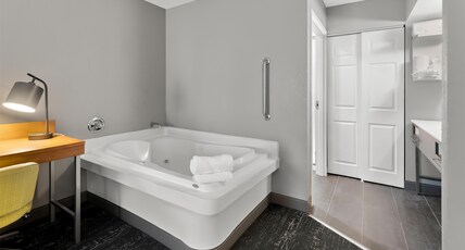 Hampton Inn & Suites by Hilton Newtown Room Type - KNG STE-WHIRLPOOL-NOSMOK