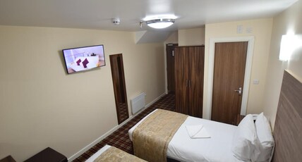 Lucky 8 Hotel London Ilford Room Type - Triple Room