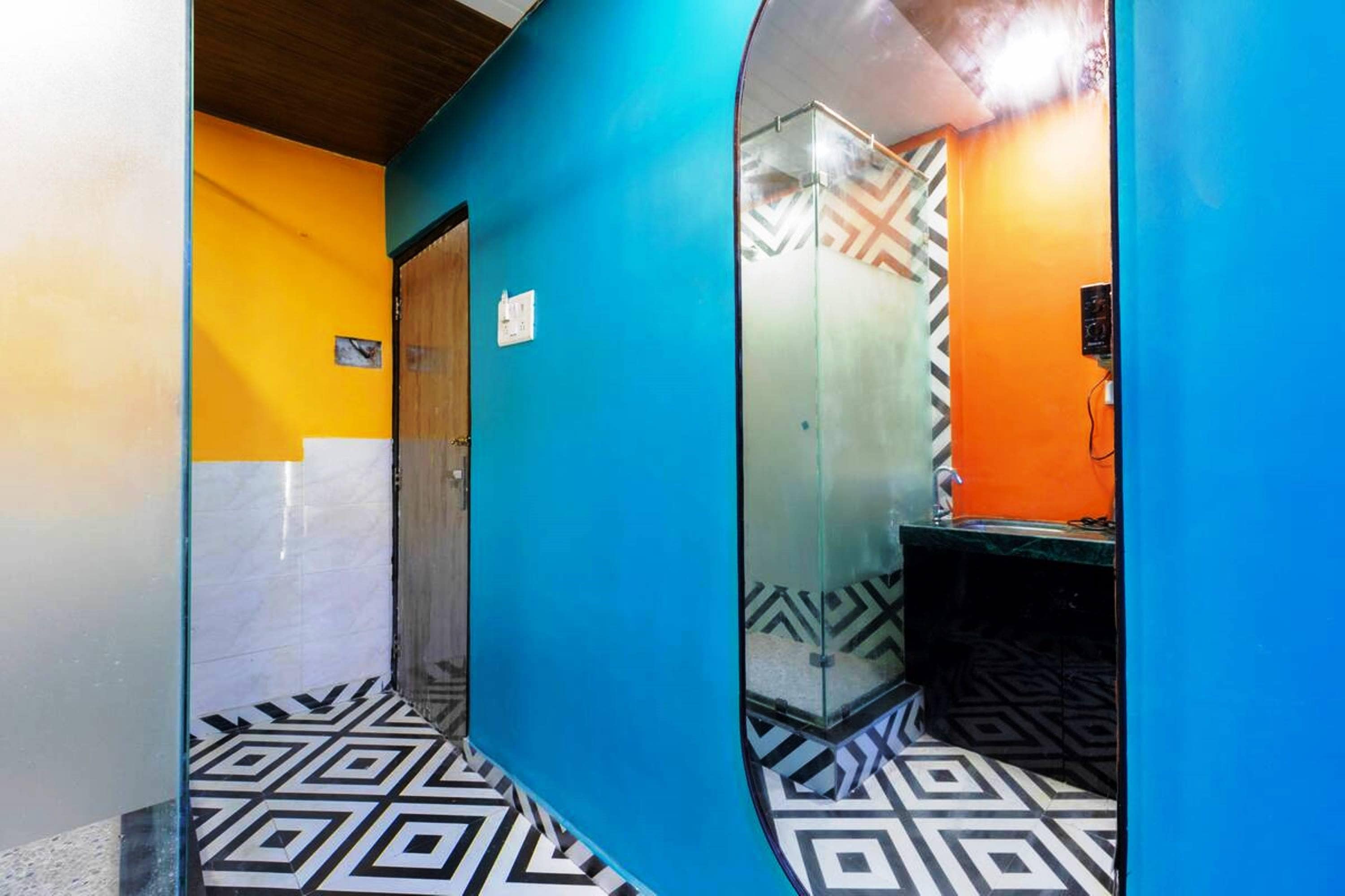 Vibrant Room in a Prime Location - Tap to explore photos