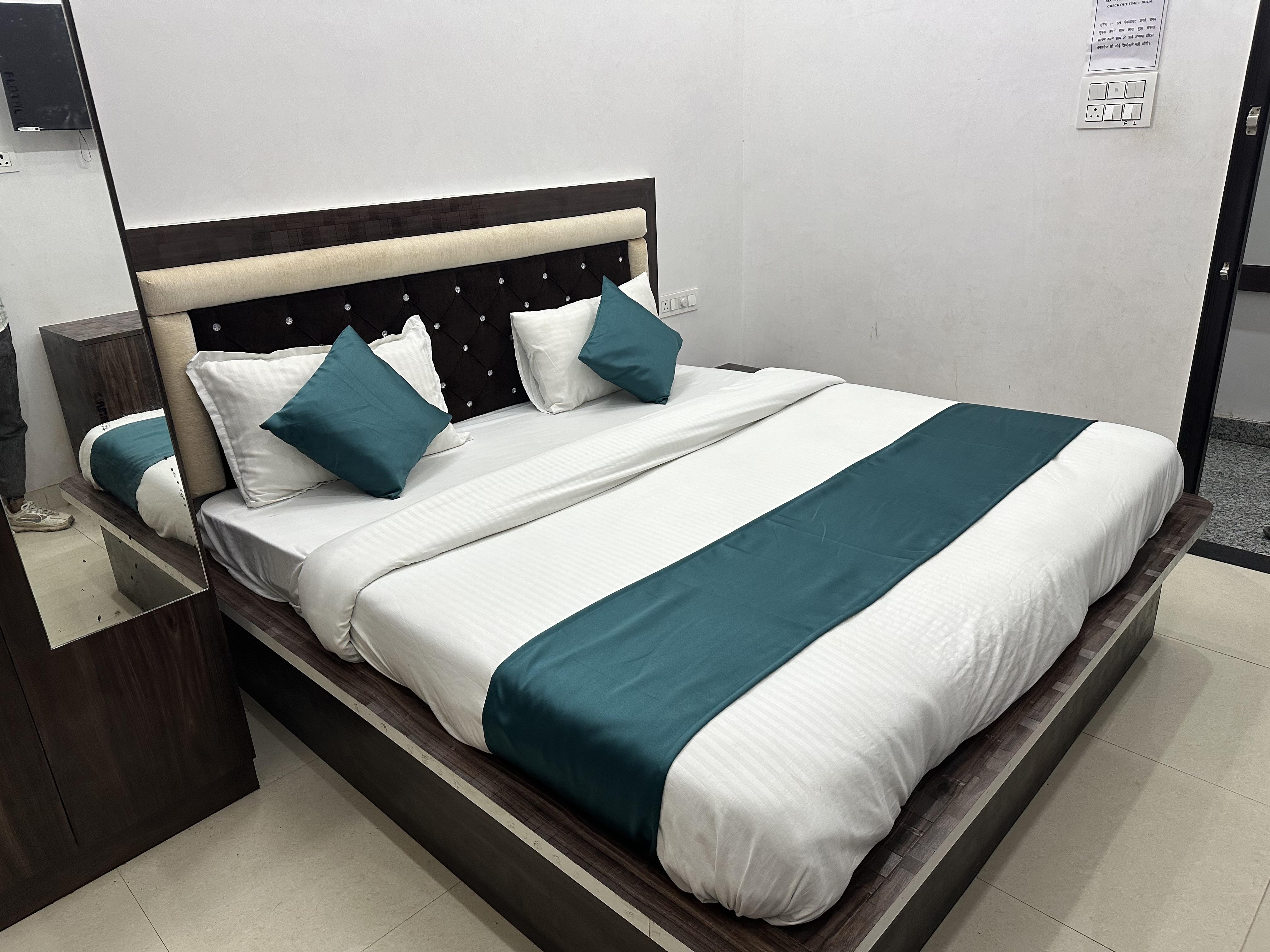 Hotel Ningbo Near Lake Pichola - Tap to explore photos