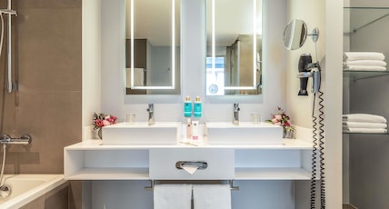 NOVOTEL HAMBURG ALSTER Room Type - Superior Suite with 1 double bed and sofa NOVOTEL HAMBURG ALSTER Room Type - Superior Suite with 1 double bed and sofa