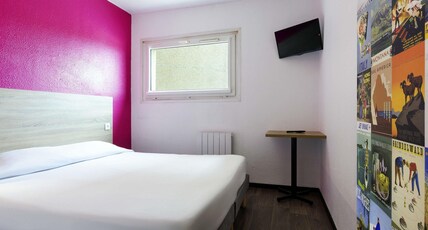 hotelF1 Reims Tinqueux Room Type - Room with one double bed and bathroom hotelF1 Reims Tinqueux Room Type - Room with one double bed and bathroom