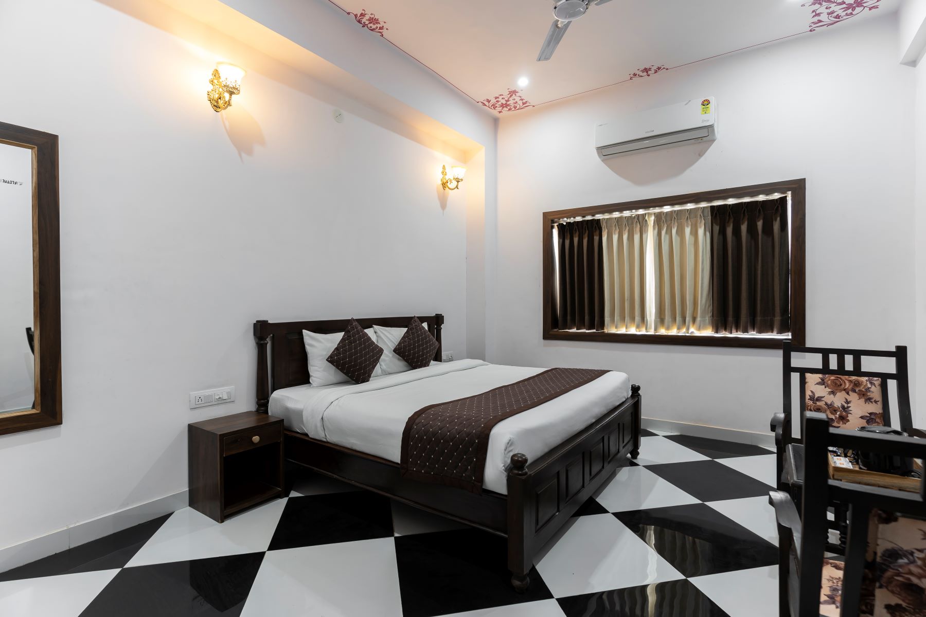 Hotel Pratap Palace - Tap to explore photos