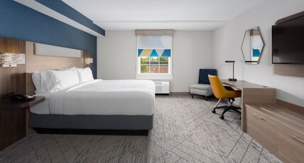 Holiday Inn Express & Suites WILLIAMSBURG Room Type - 1 King Communication Mobility Accessible Accessible Tub Holiday Inn Express & Suites WILLIAMSBURG Room Type - 1 King Communication Mobility Accessible Accessible Tub