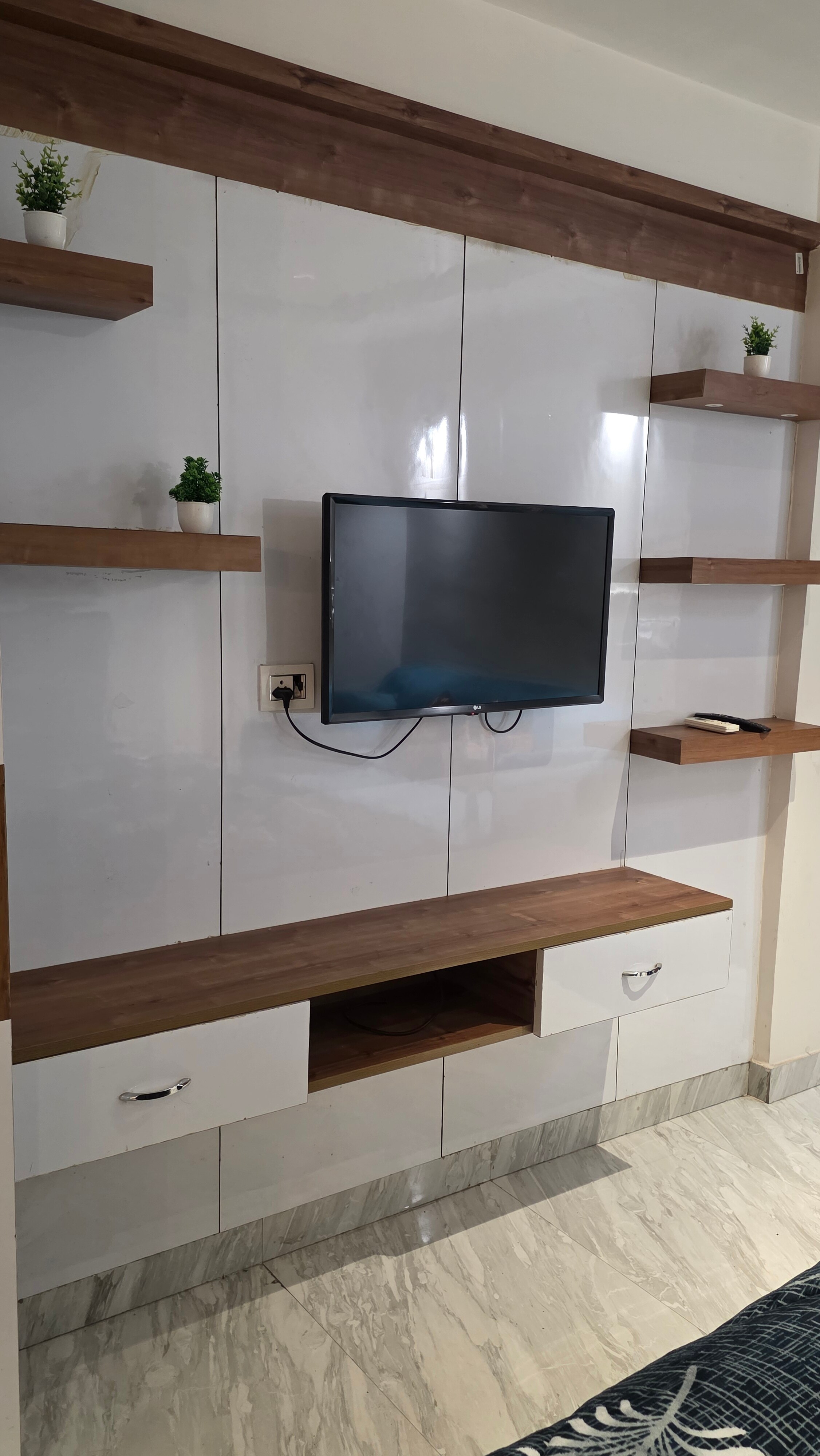 Premium Spacious Studio in Moti Nagar  - Tap to explore photos