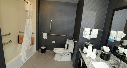 Hampton Inn & Suites by Hilton Albany At Albany Mall Room Type - 1 KNG ACCESSIBLE TUB NS