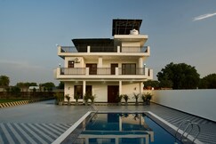 CasaBianca Private Luxury Oasis with Pool Lawn