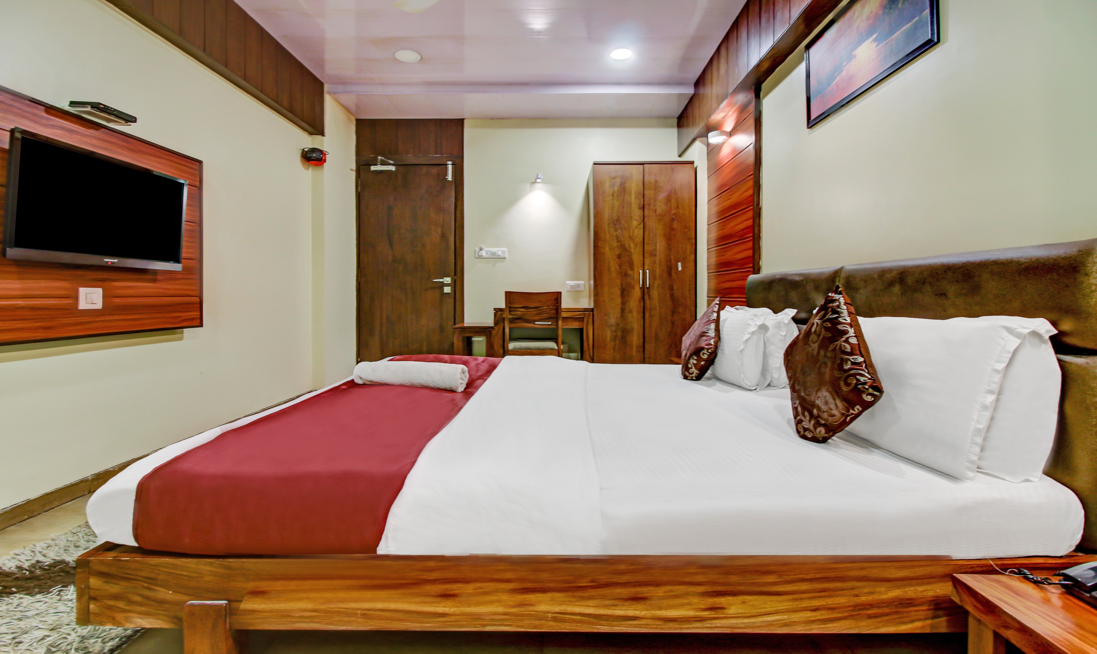 Hotel Shree Daan - Tap to explore photos