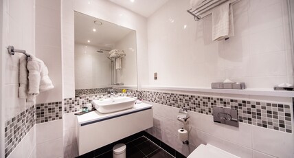 Crowne Plaza LEEDS Room Type - 1 Queen Bed Standard with Lounge Access