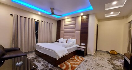 LLOYDS BEACH RESORT Room Type - Superior Queen Room with balcony