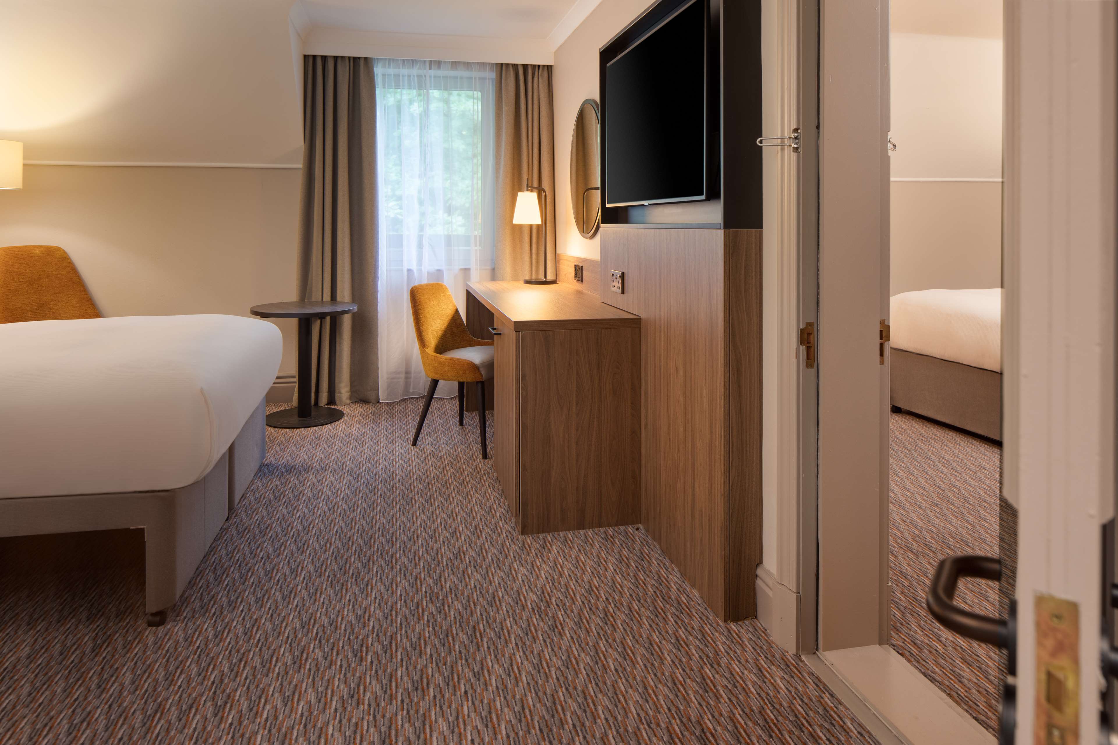DoubleTree by Hilton Hotel Southampton - Tap to explore photos