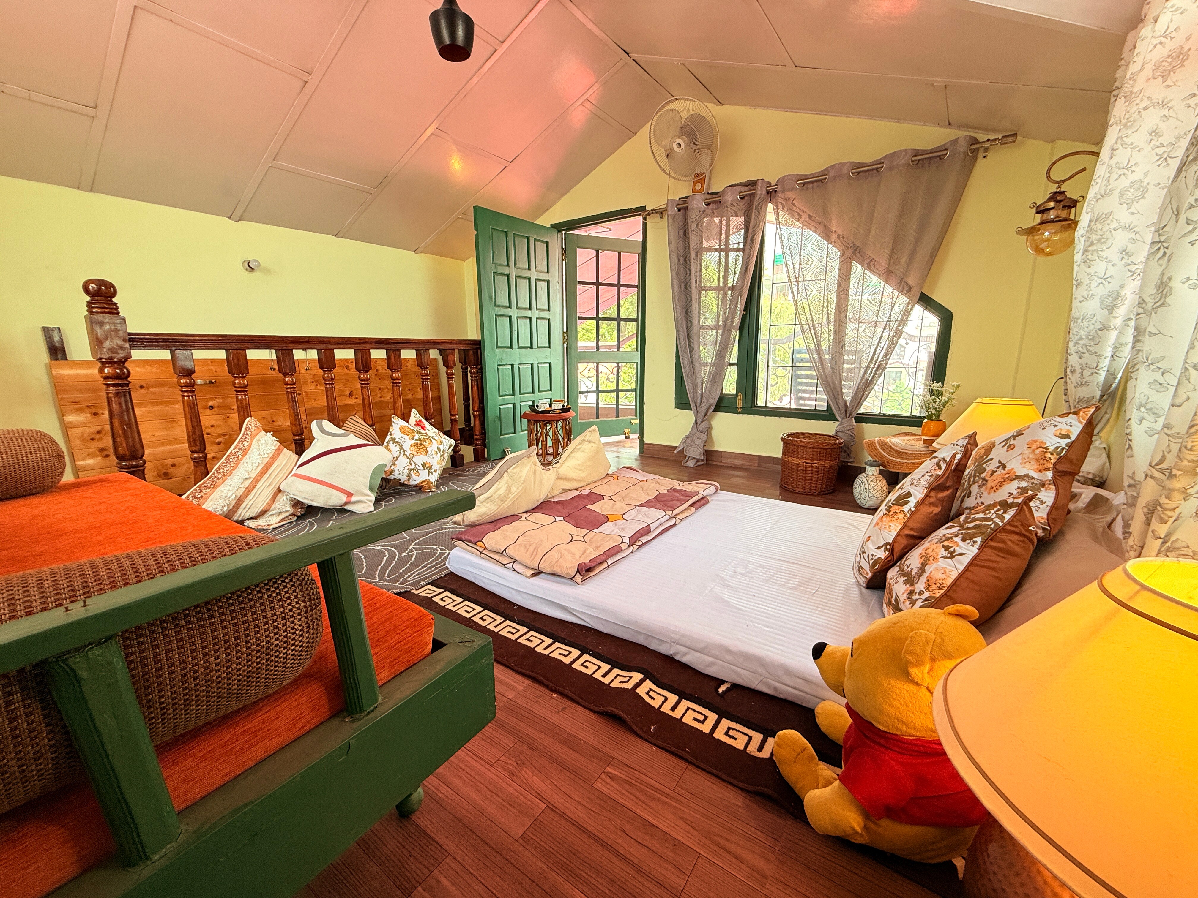 Frogs BNB Aviator's Bungalow - Tap to explore photos