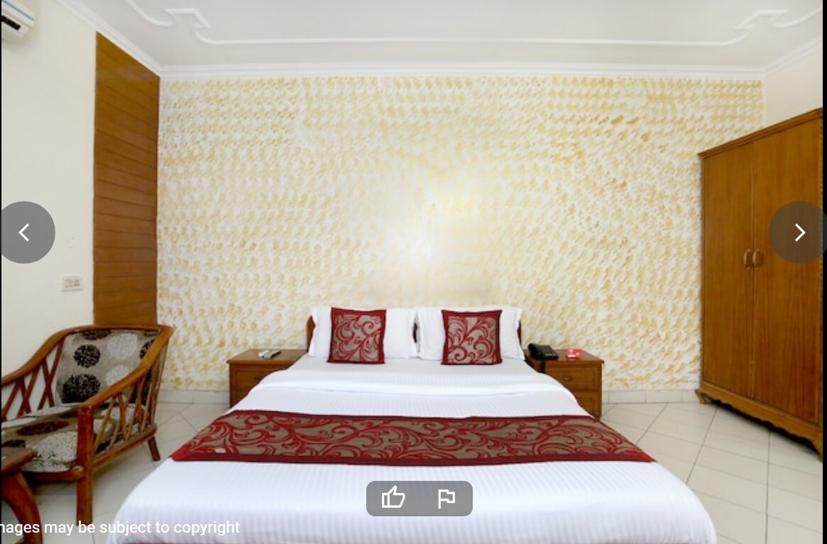 Hotel Paradise - Tap to explore photos