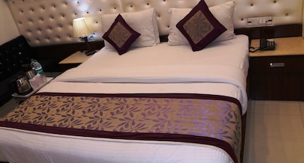 Hotel Station View Opp. New Delhi Railway Station Room Type - Deluxe Room 1 king size bed Hotel Station View Opp. New Delhi Railway Station Room Type - Deluxe Room 1 king size bed