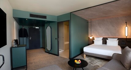Novotel Bern Expo Room Type - Junior suite with 1 queen bed and sofa Novotel Bern Expo Room Type - Junior suite with 1 queen bed and sofa