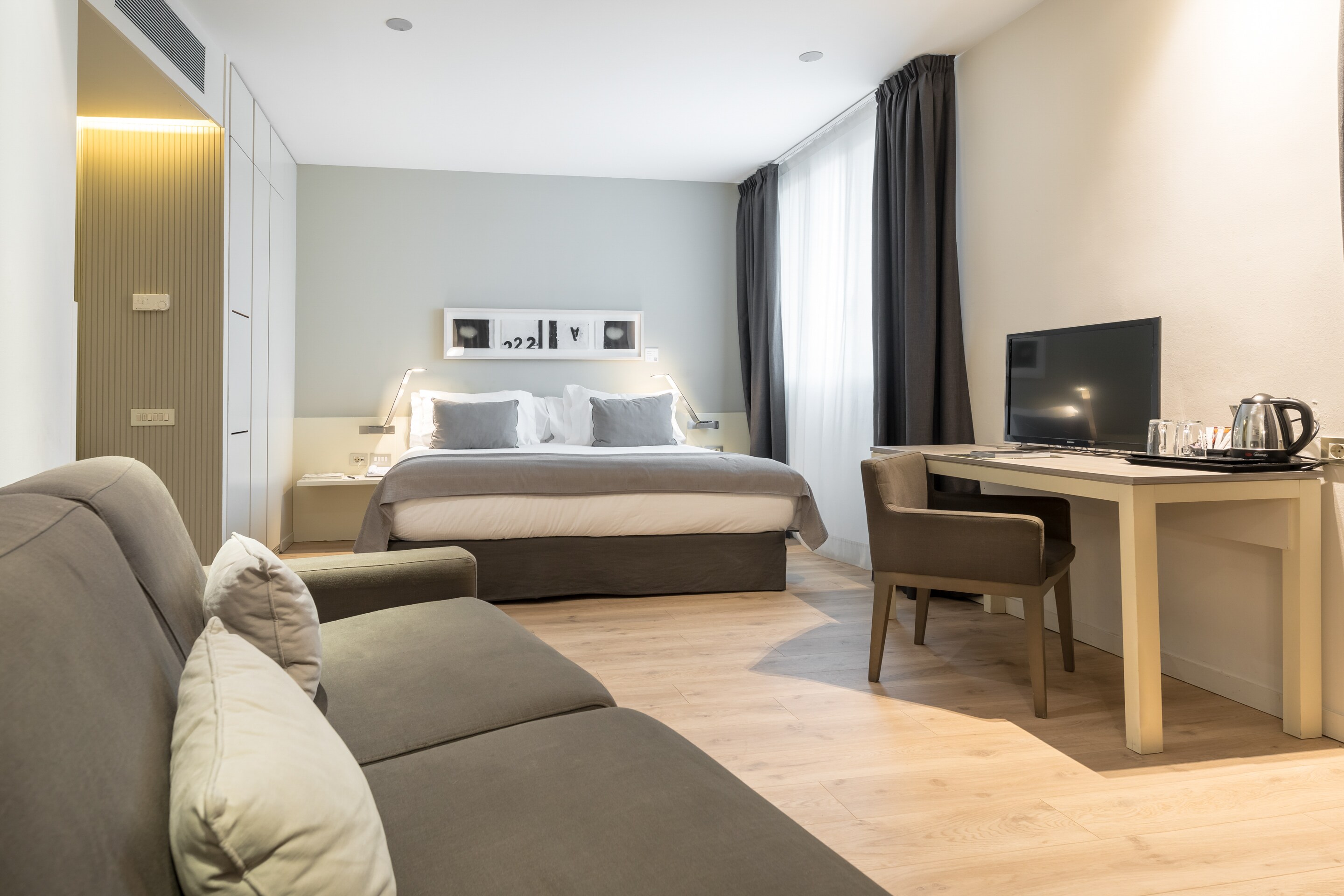 Sercotel Amister Art Hotel - Tap to explore photos
