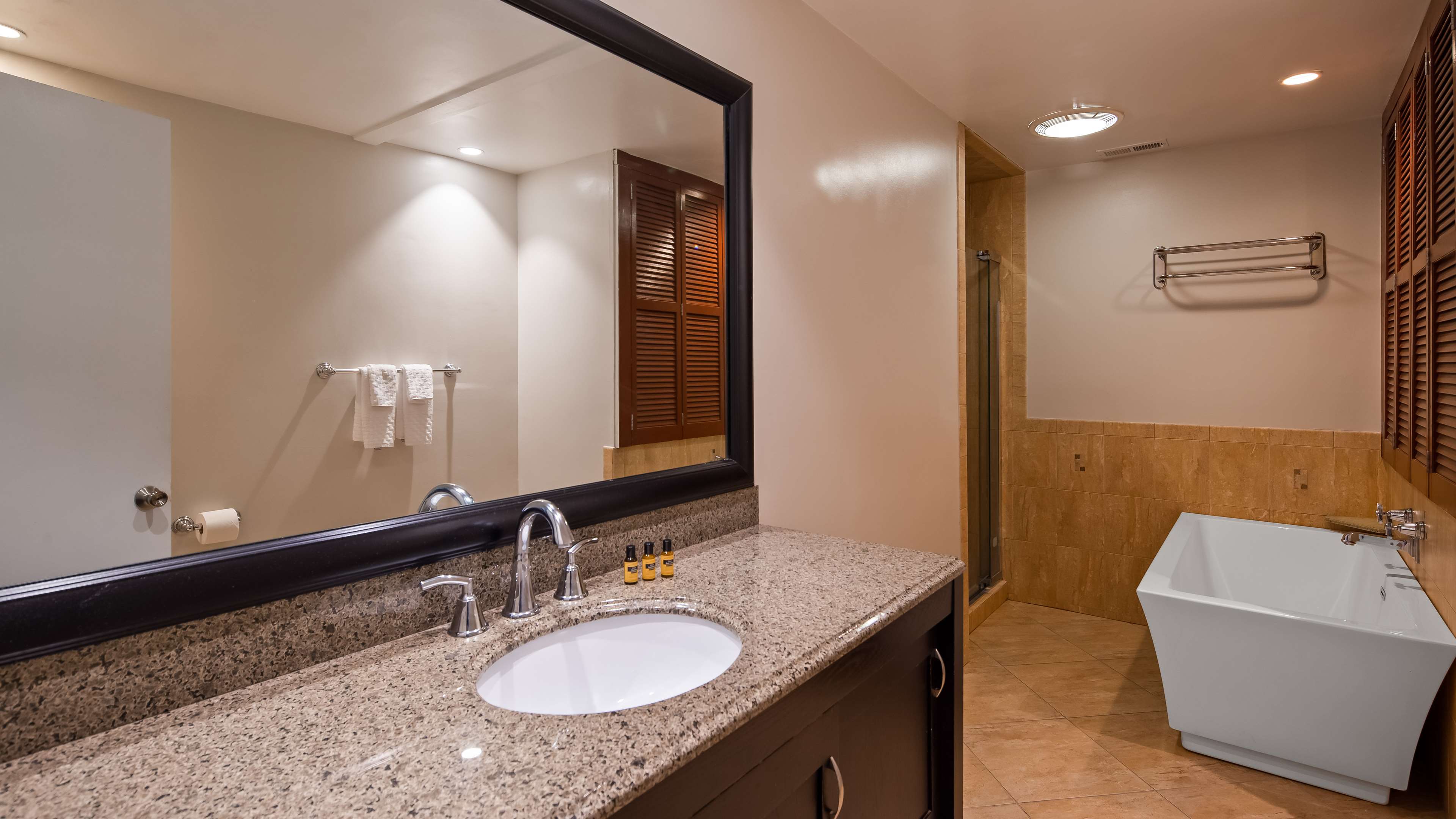 Best Western Plus Coastline Inn - Tap to explore photos