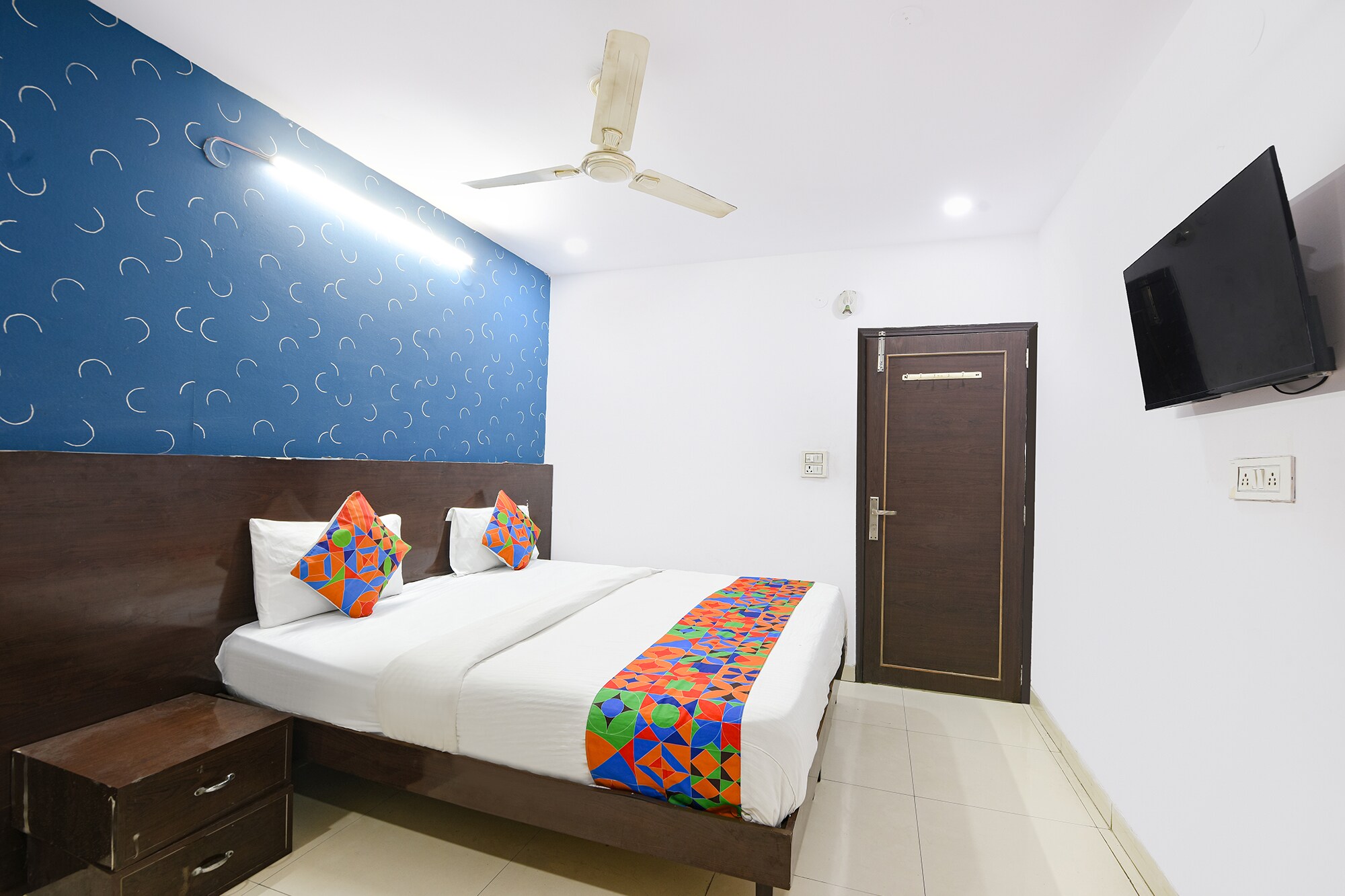 FabHotel Legend Stay - Dwarka Sector 7 - Tap to explore photos