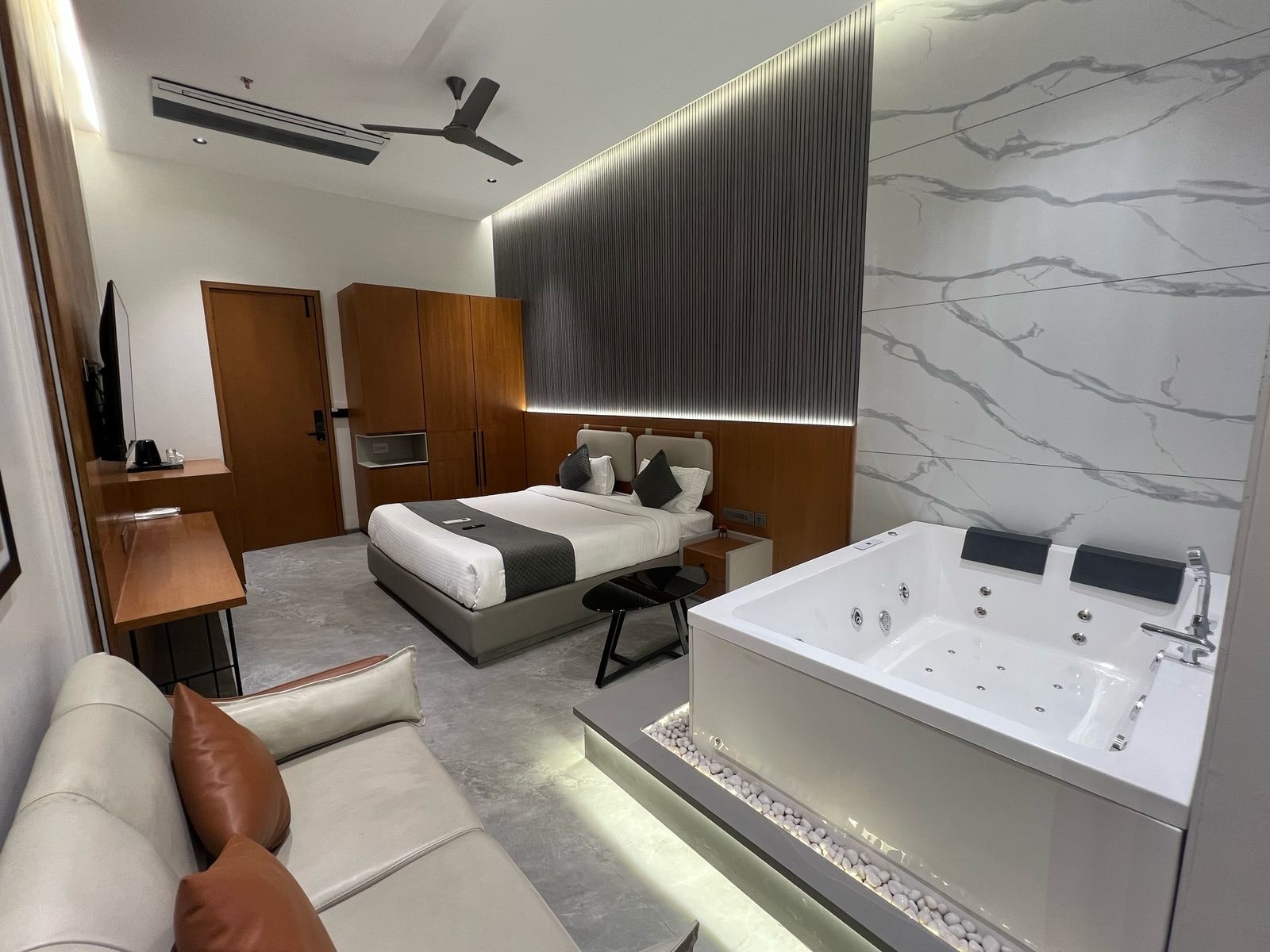 Univega - Tap to explore photos