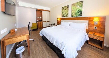 DoubleTree by Hilton Hotel Cape Town - Upper Eastside Room Type - QUEEN DELUXE ROOM