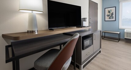 Holiday Inn & Suites RICHMOND  Room Type - Premium Room