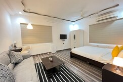 Studio Apartment with Bathtub