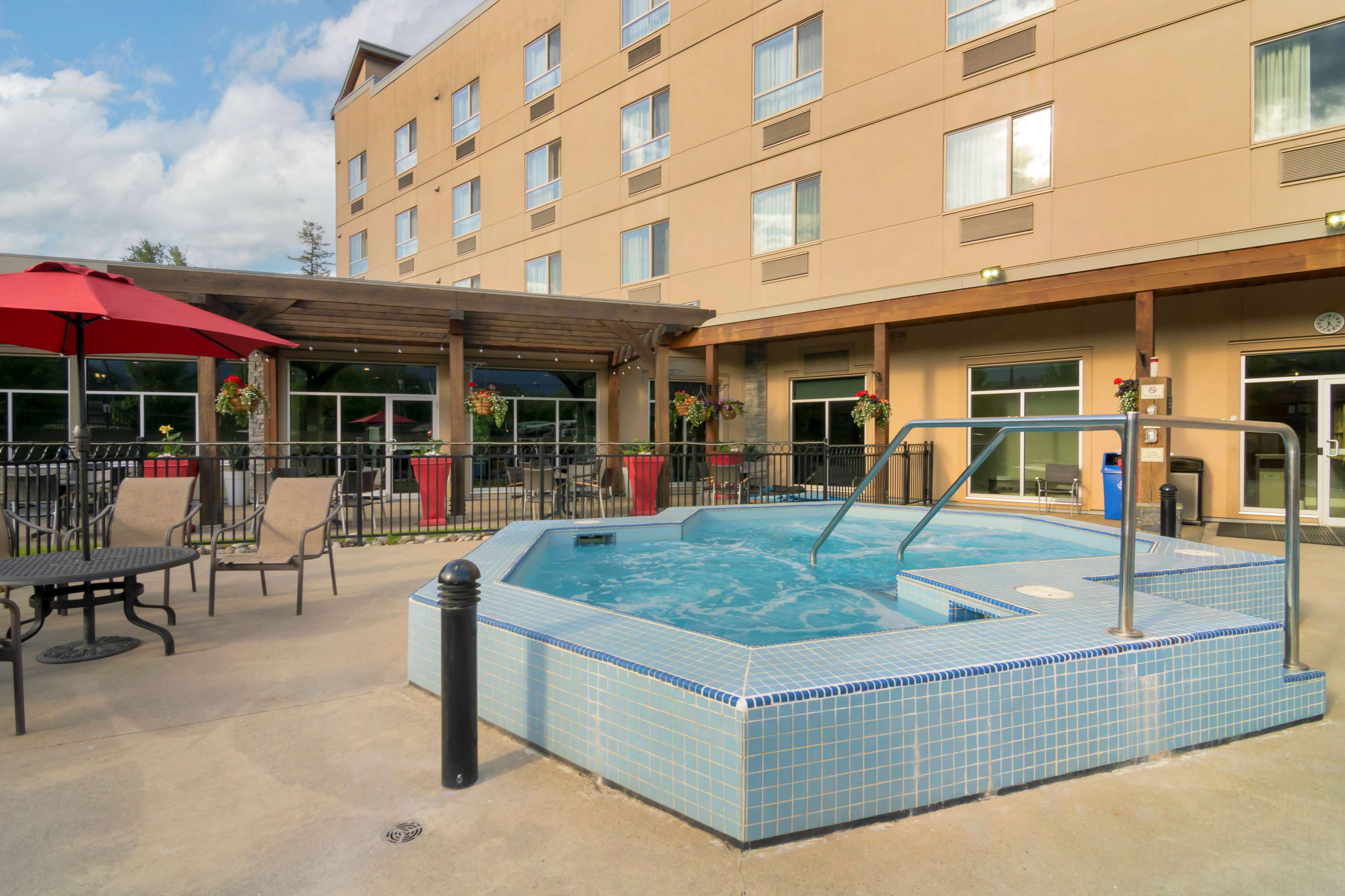 Best Western Plus Revelstoke - Tap to explore photos