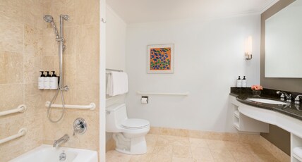 InterContinental CLEVELAND Room Type - 2 Double Classic Club Lounge Mobility Accessible Tub