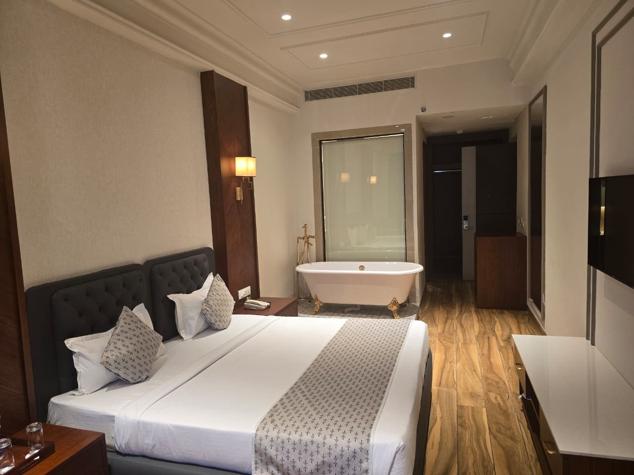 Hotel Altiz Palm - Tap to explore photos