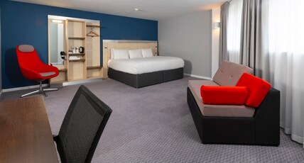 Holiday Inn Express SWINDON CITY CENTRE Room Type - 1 King Standard Corner Room with Free Hot Breakfast