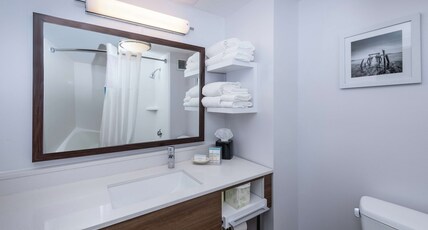 Hampton Inn by Hilton Fall River/Westport Room Type - 1 KING W FRIDGE-MICROWV NS