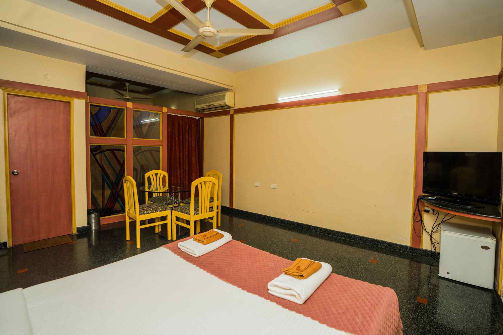 FabHotel Raj Inn- Nr. KIMS - Sunshine Hospitals, Begumpet - Tap to explore photos